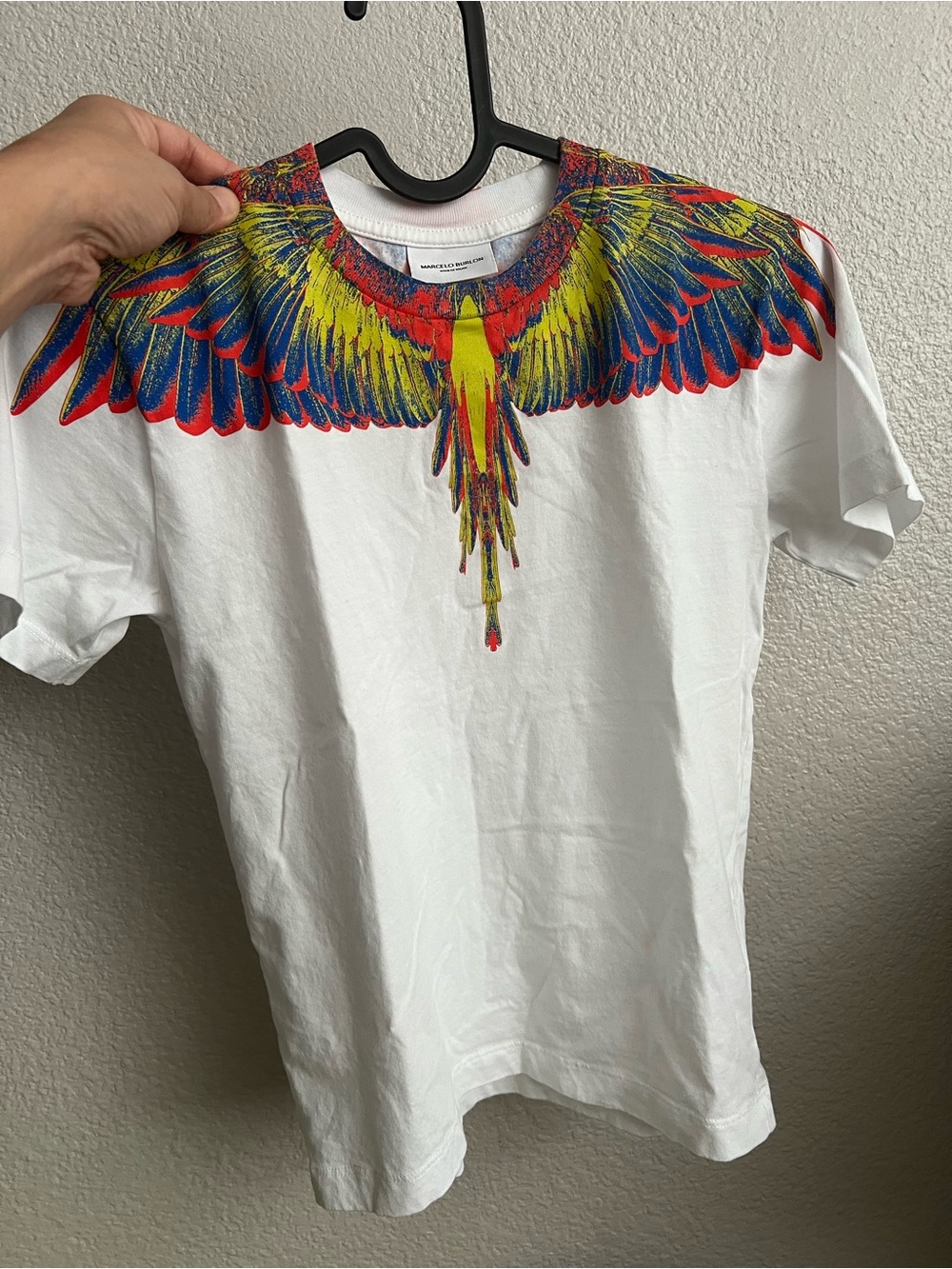 Marcelo Burlon White T-Shirt with Vibrant Parrot Wing Print